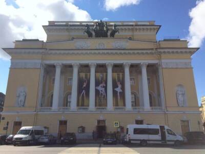 Александринский театр и БДТ разместили на своих страницах голубей мира