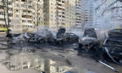Спасатели Киева ликвидируют последствия взрывов и пожаров в Деснянском районе (ФОТО)