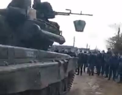 Без единого выстрела: жители Черниговщины и полиция остановили и заблокировали колонну российских танков. Видео