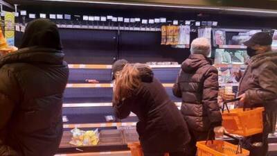 Что творилось в магазинах Киева перед комендантским часом: фоторепортаж очевидца