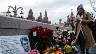 В Москве люди несут цветы к месту убийства Бориса Немцова