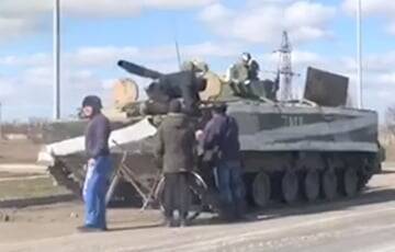 Жители украинского села в плен русского танкиста и захватили танк между Херсоном и Николаевом