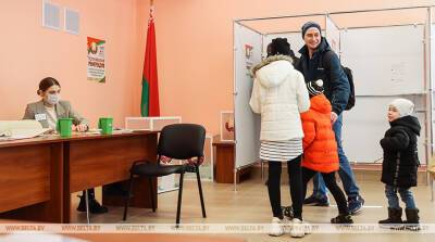 На новом участке в Бресте многие избиратели приходят голосовать всей семьей