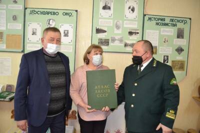 Школьный музей леса Тамбовской области пополнился уникальной книгой