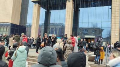 Популярный ТЦ в центре Воронежа экстренно эвакуировали: появилось видео