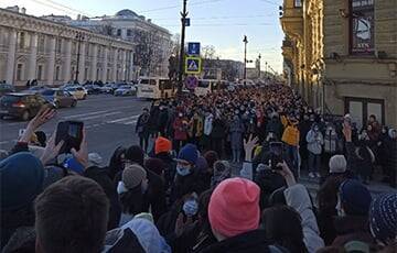В Москве люди вышли на антивоенный марш