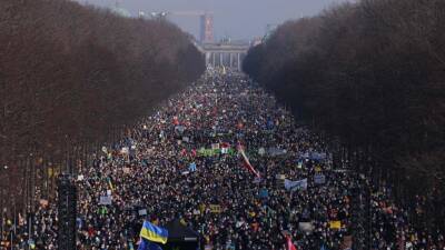 Протест против войны Путина: более 100 тысяч человек вышли на улицы Берлина