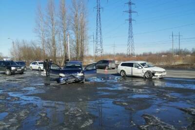 Два легковых автомобиля столкнулись в Пскове