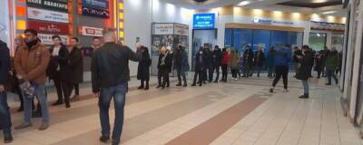Выходные петербуржцы провели в очередях в банкоматы