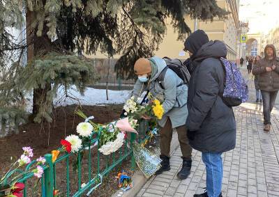 Москвичи несут цветы к посольству Украины - mskgazeta.ru - Москва - Россия - Украина