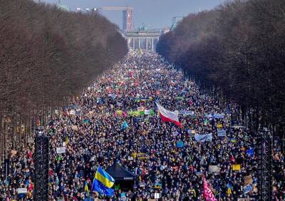 В Праге и Берлине начались масштабные антивоенные акции