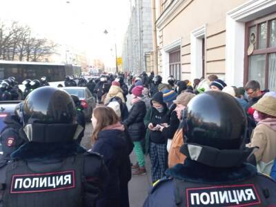 Силовики окружили протестующих в центре Петербурга (фото)