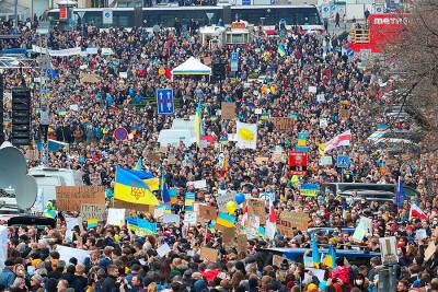 В Праге десятки тысяч человек вышли на митинг в поддержку Украины
