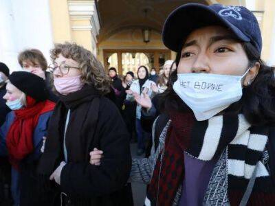 На антивоенной акции в Москве задержаны сотни людей