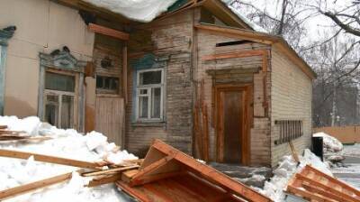 У дома на ул.Лермонтова из-за снега разрушились навесы и часть крыши