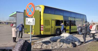 ФОТО: Второй эвакуационный автобус из Львова с латвийцами уже в пути в Ригу
