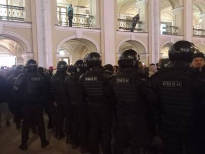 Петербургские силовики взяли в кольцо протестующих у Гостиного двора