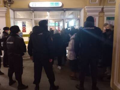 Сотрудники ОМОН согнали протестующих петербуржцев в метро