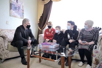 Алексей Русских навестил эвакуированных из ЛНР, размещенных в гостинице «Волга»