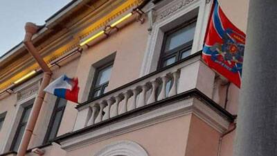 Евгений Пригожин одним из первых в Петербурге вывесил флаг Республик Донбасса на своем офисе