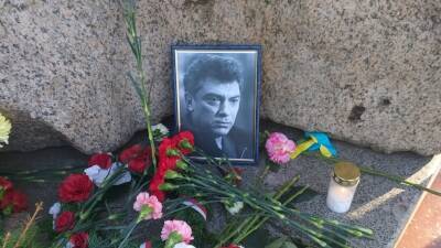 Украинские флаги на фоне портретов Бориса Немцова