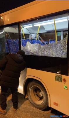 На остановке в Южно-Сахалинске столкнулись два автобуса