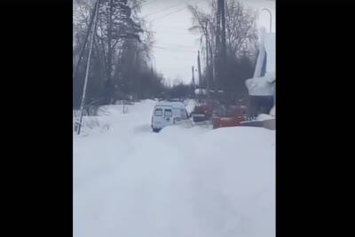 Скорая застряла в снегу в поселке Карелии