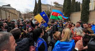 Демонстранты в Баку выступили в поддержку Украины