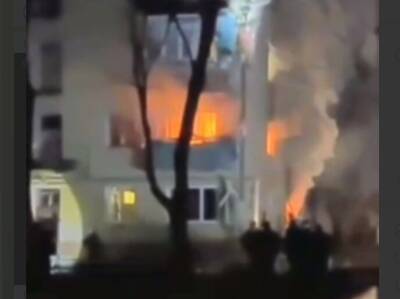 В Чернигове в жилой дом попала ракета, начался пожар