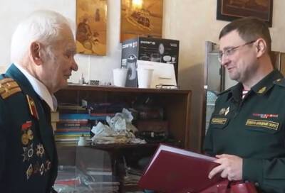 В Петербурге сотрудники Росгвардии поздравили ветерана Василия Подтуркина с 95-летием