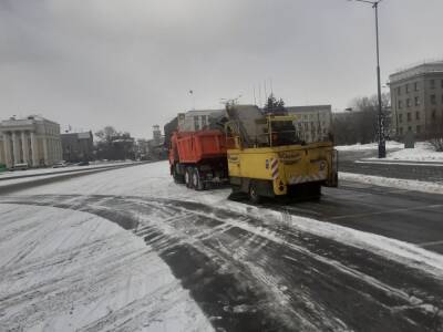 В Иркутске улицы убирают более 80 единиц спецтехники