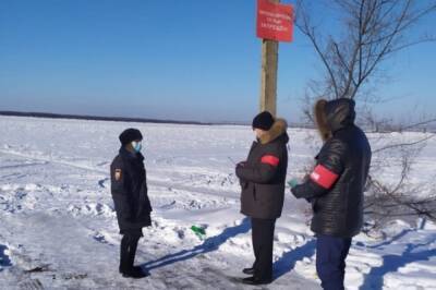 Хабаровчанам напомнили, что выход на лед может быть опасен