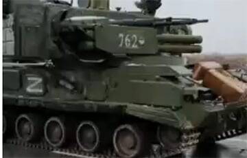 Военный эксперт рассказал, что означают белые метки V и Z на российской технике в колоннах