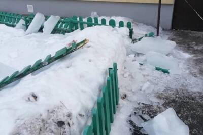 В Ярославле ледяная глыба едва не убила пешеходов