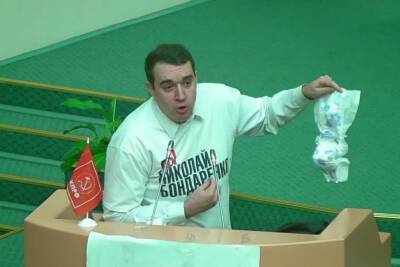 Скандал с изгнанием Бондаренко: саратовский депутат принес на заседание туалетную бумагу и памперс
