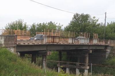Жители деревни в Тверской области ездили по частично разрушенному мосту