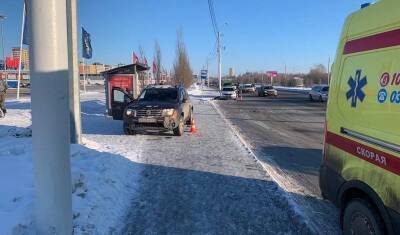 Тюменца сбил автомобиль, вылетевший на остановку на улице Алебашевской