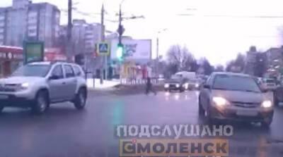 В Смоленске подростки устроили экстремальный забег по проезжей части
