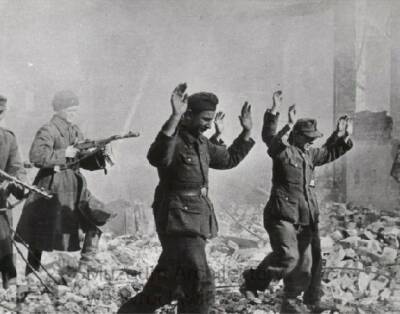 «Гитлер капут!»: почему именно эту фразу кричали немцы при сдаче в плен - Русская семерка