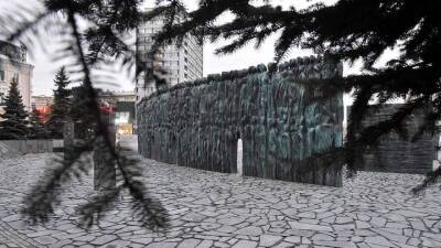 Появились фото с места ДТП около мемориала «Стена скорби» в центре Москвы