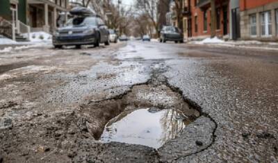 Петербургские активисты раскритиковали Смольный за невыполненное обещание отремонтировать дорогу