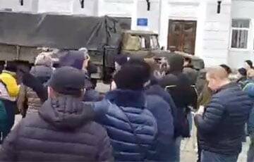 Жители Бердянска рассказали российским военным, что думают о Путине