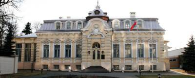 Двое мужчин поменяли флаг на здании белорусского посольства в Вильнюсе