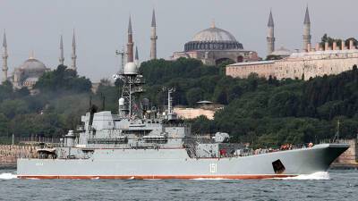 Турция заявила о праве российских кораблей следовать через Босфор