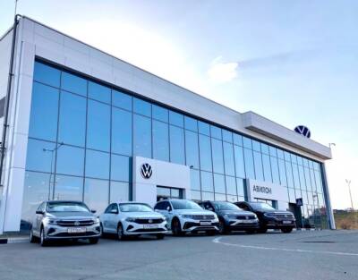 Volkswagen приостановил отгрузки автомобилей российским дилерам
