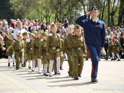В школы России поступают материалы, где война с Украиной называется "самозащитой" и "миротворческой операцией"