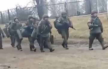 В Сумской области оккупанты бросили технику и пошли в Россию пешком.