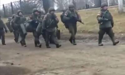 На Сумщине российские оккупанты бросили технику и пошли в Москву пешком