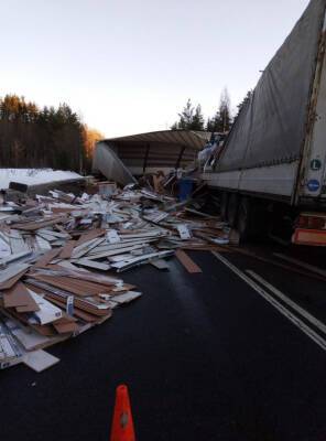 Лобовое ДТП двух грузовиков полностью перекрыло движение по трассе у Хвалово — фото