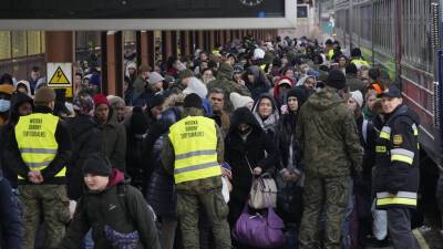 Премьер Моравецкий: ежедневно в Польшу въезжают около 100 тысяч беженцев с Украины